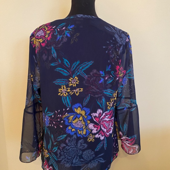 Cabi Olivia Floral Sheer Bell Sleeve Blouse 3506 size medium - Picture 4 of 4